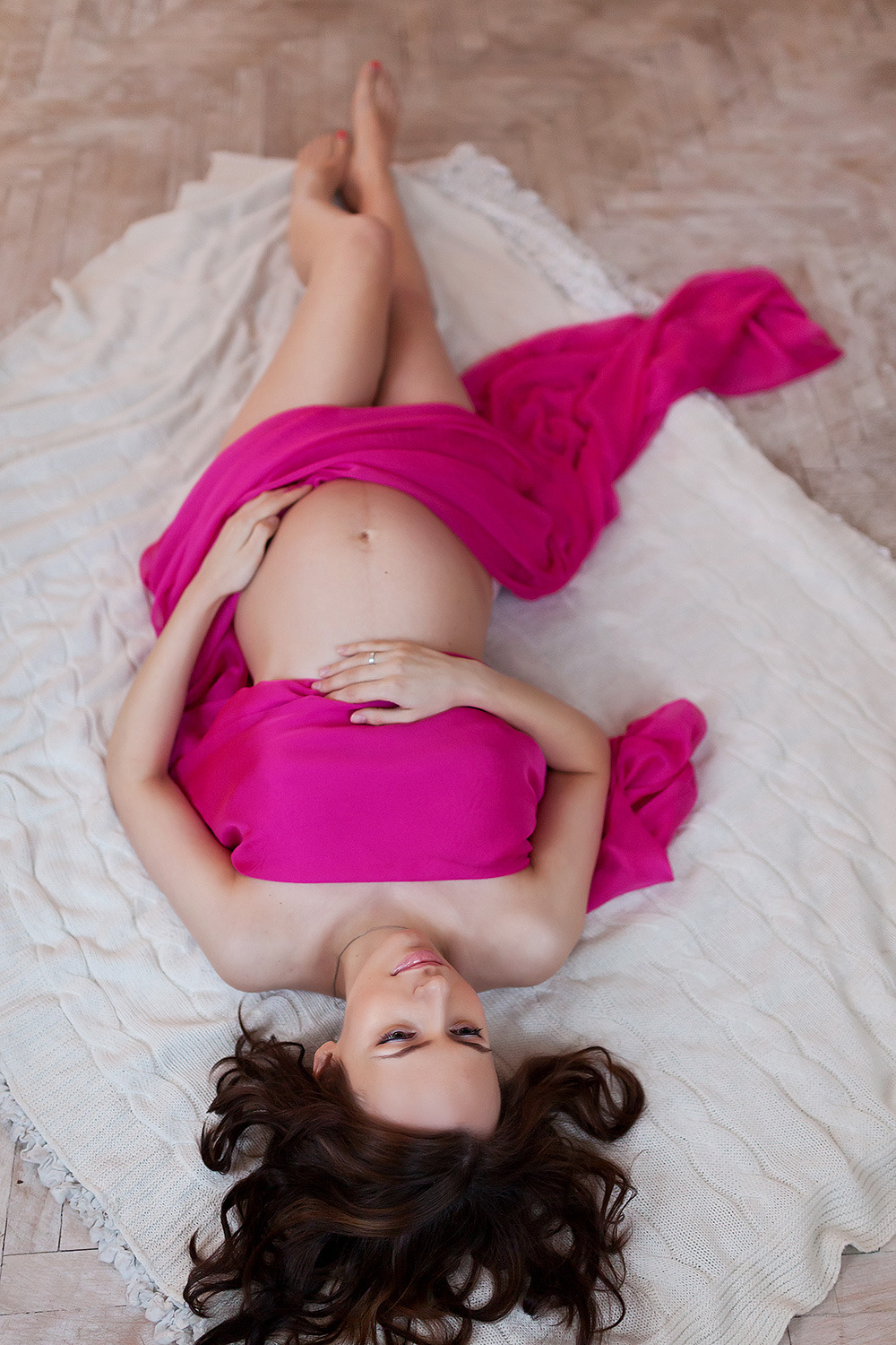Поза для фотосессии беременной лежа